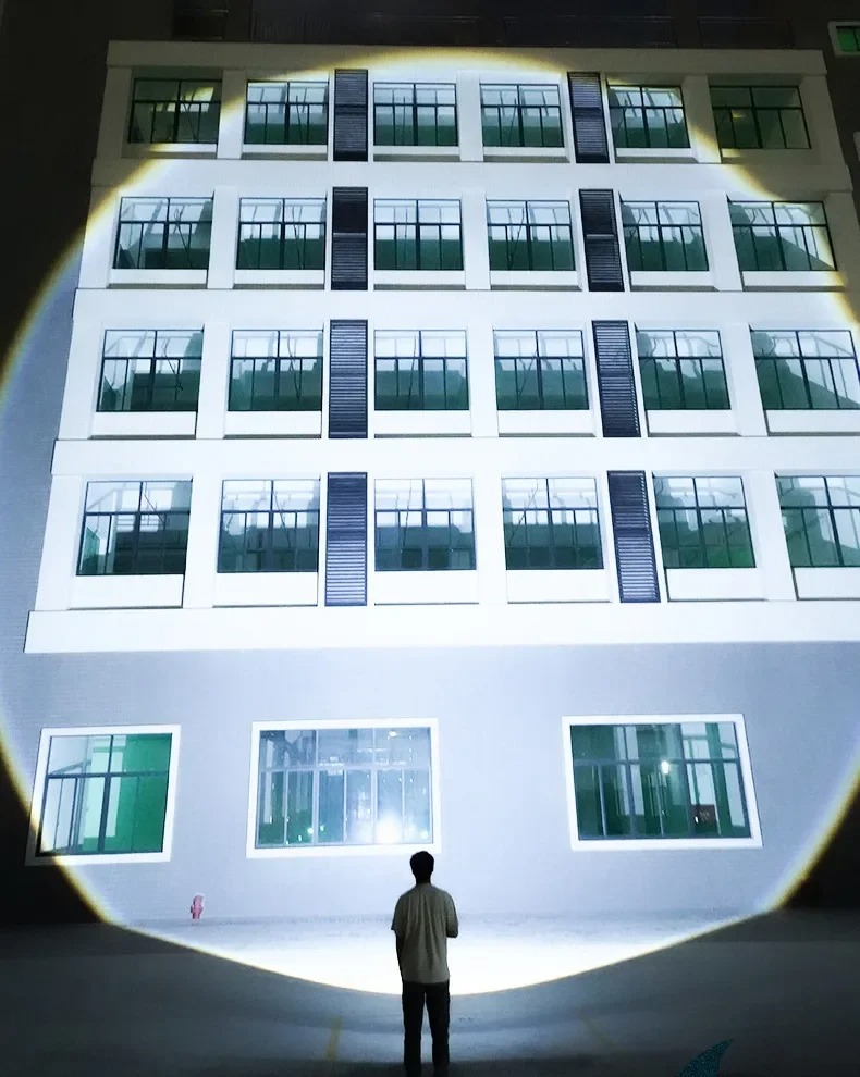 LINTERNA DE LUZ FUERTE Y ZOOM TELESCOPICO |EPC-96| 